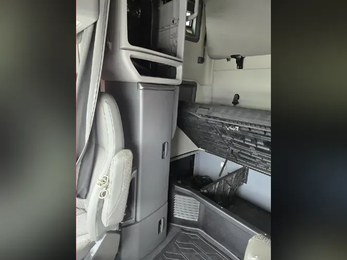 2021 VOLVO VNL64T760