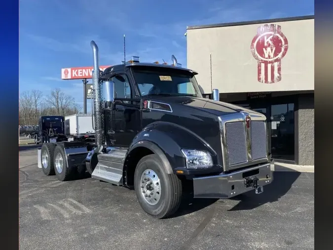 2025 Kenworth T880