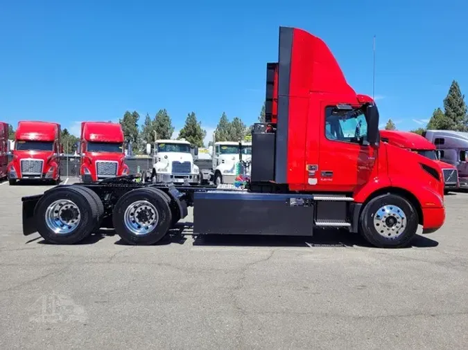 2025 VOLVO VNR64T300