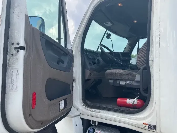 2016 Freightliner X12564ST