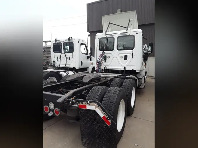 2015 FREIGHTLINER/MERCEDES CASCADIA 125
