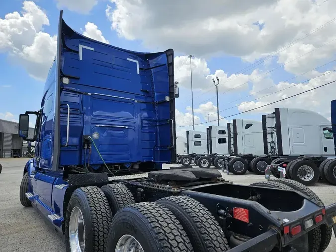 2021 VOLVO VNL64T760