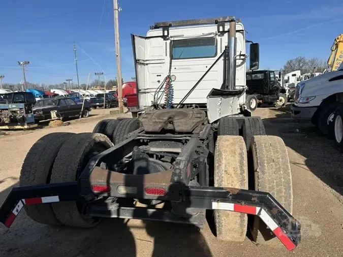 2018 VOLVO VNR64T300