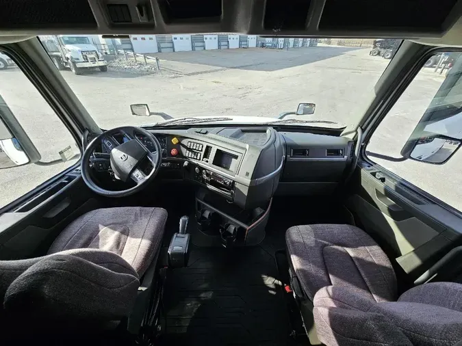 2019 VOLVO VNL64T760