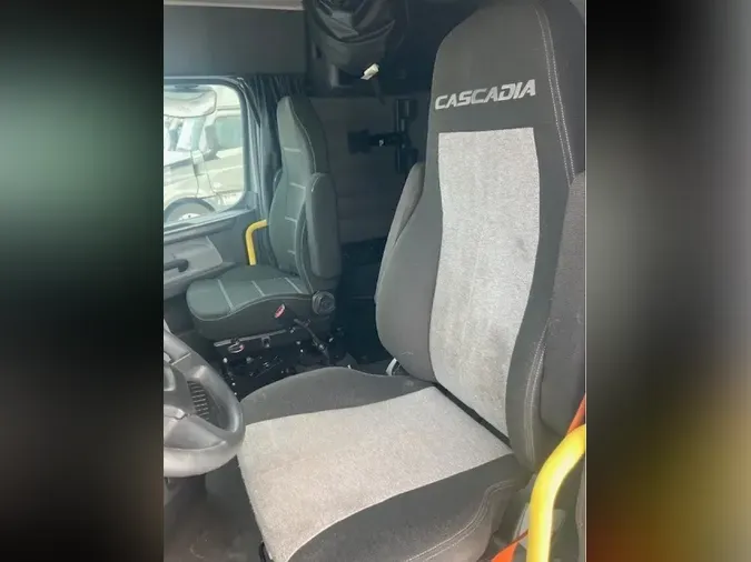 2025 FREIGHTLINER Cascadia 126