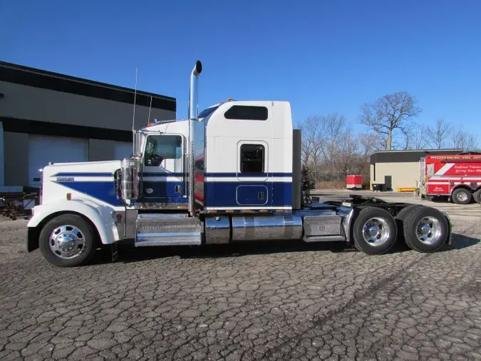 2022 Kenworth W900L