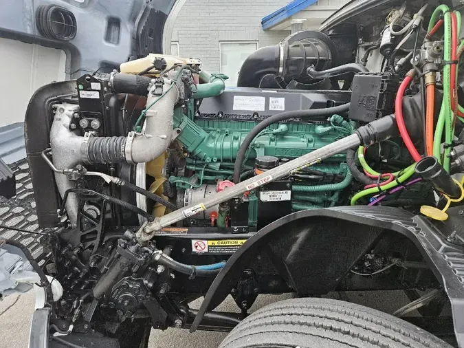2024 VOLVO VNL64T760