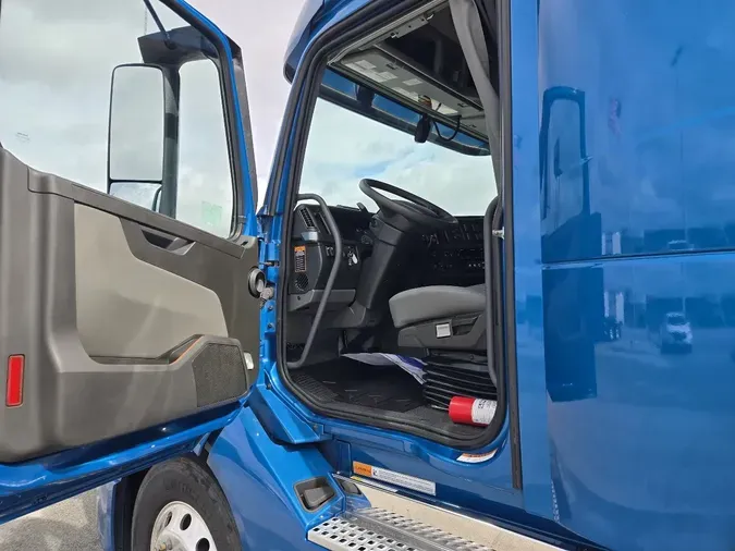 2025 VOLVO VNL64T860