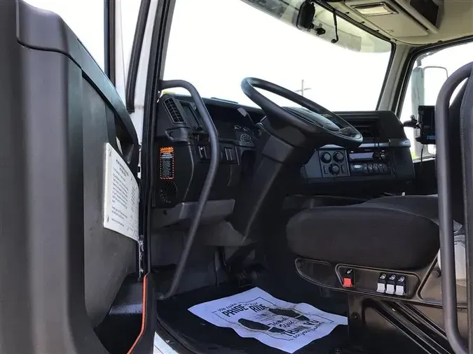 2020 VOLVO VNR300