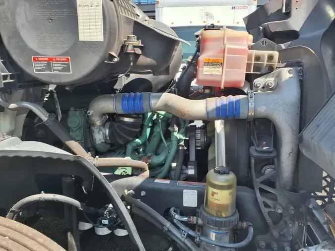 2019 VOLVO VNR42T 300