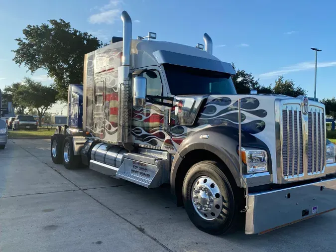 2023 Kenworth W990
