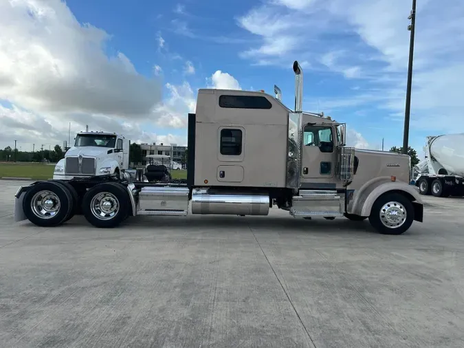 2022 Kenworth W900L