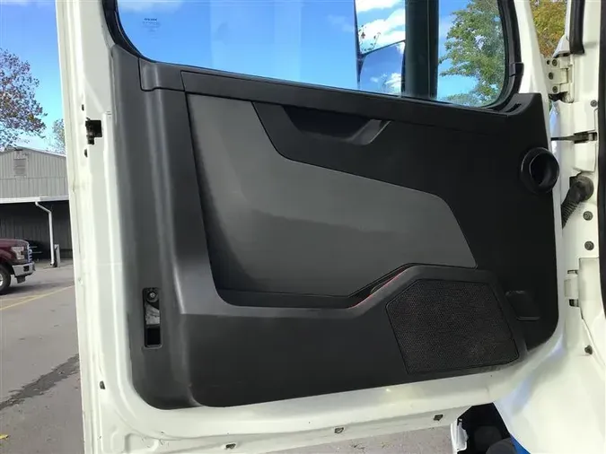 2020 VOLVO VNR300