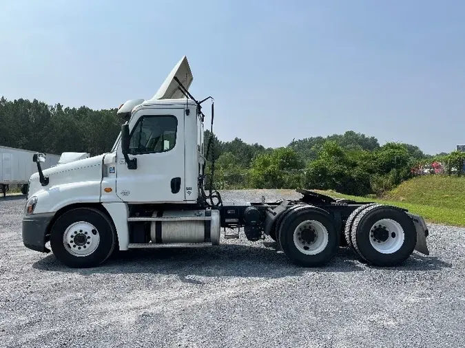 2016 Freightliner X12564ST