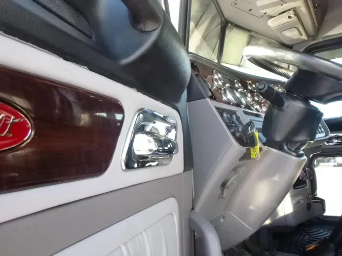 2021 Peterbilt 389
