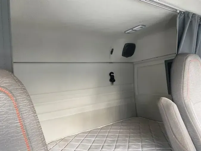 2023 Volvo VNR64T400