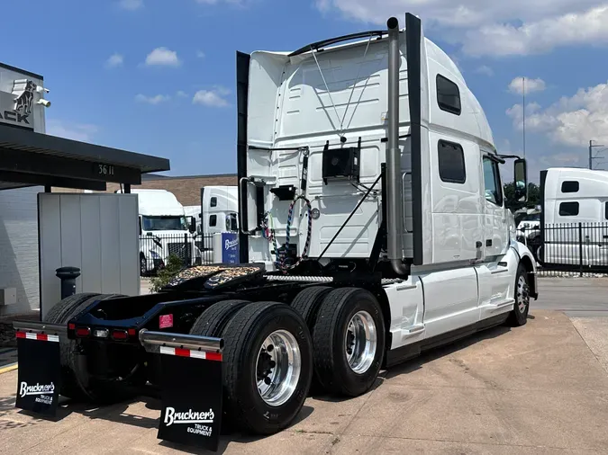 2025 VOLVO VNL64T860