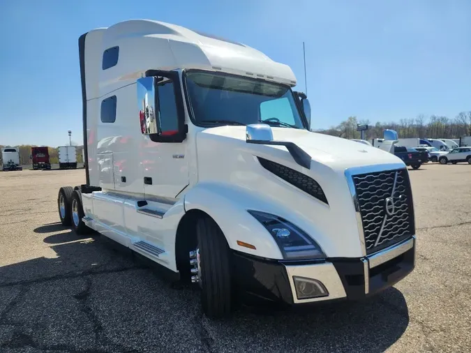 2021 VOLVO VNL64T760