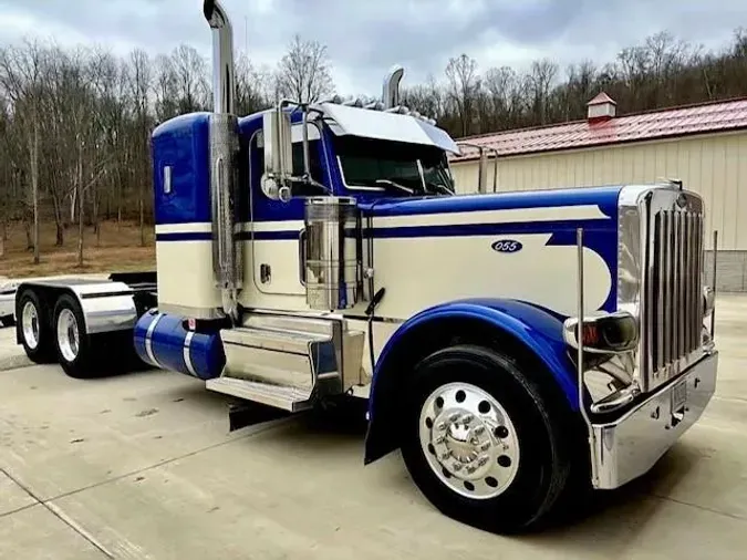 2023 Peterbilt 389