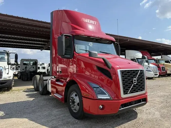 2021 VOLVO VNR64T300