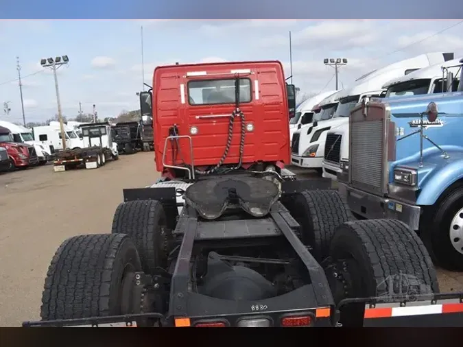 2022 VOLVO VNR64T300