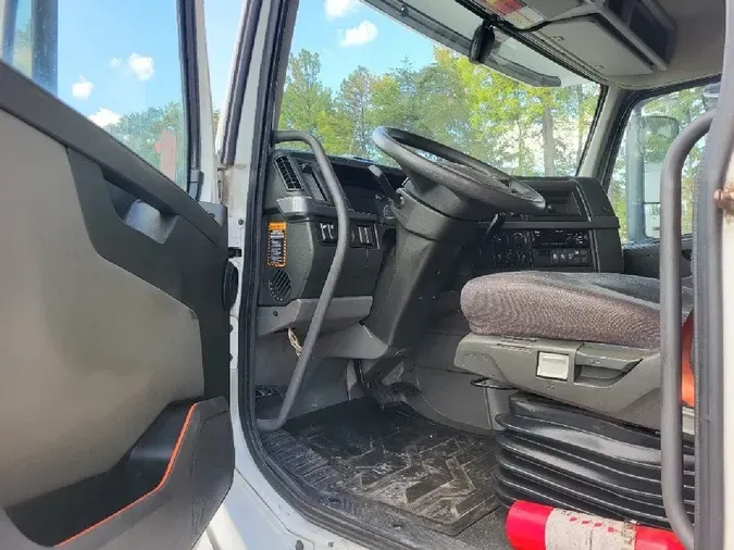 2020 VOLVO VNL64T760