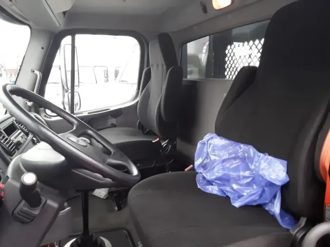 2015 FREIGHTLINER M2 106