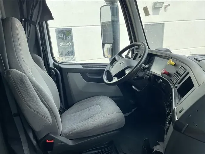 2019 VOLVO VNR640