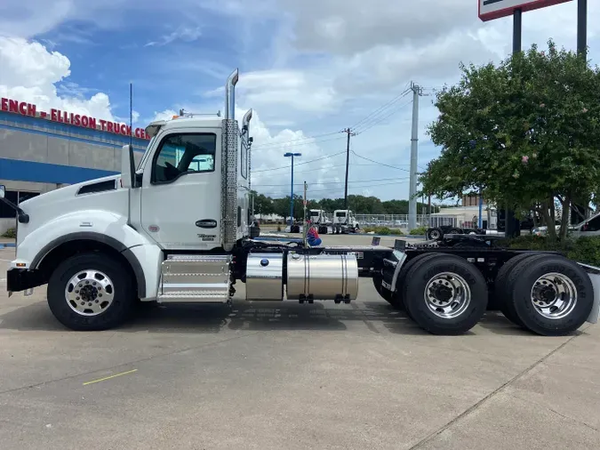 2025 Kenworth T880