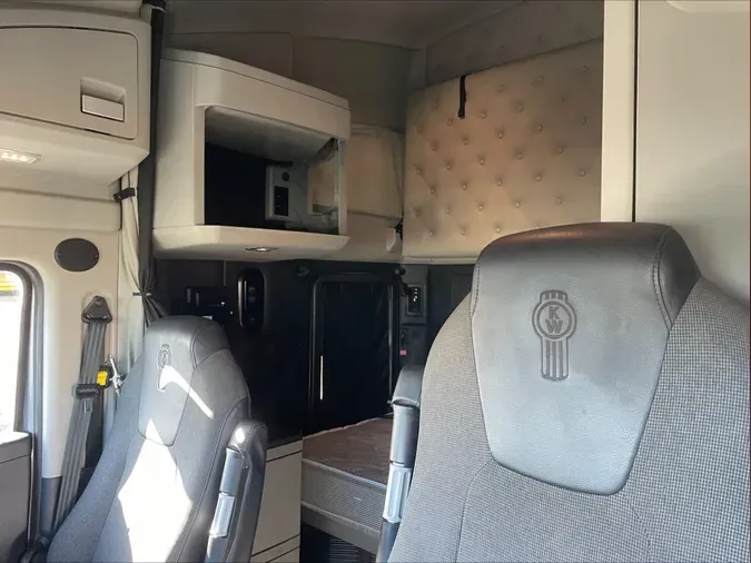 2023 Kenworth T68045240ba3c0c4f83f17d33f942ae5c171