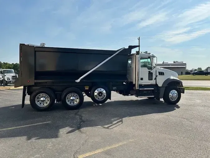 2021 MACK GR64F