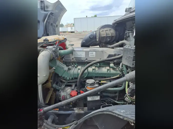 2019 VOLVO VNL64T-300