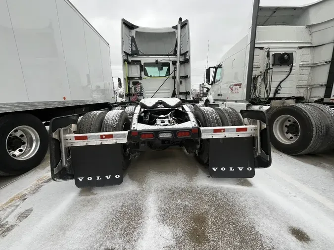 2025 VOLVO VNL64T300