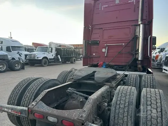 2004 VOLVO VNL64T670