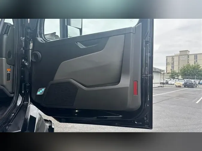 2020 VOLVO VNL860