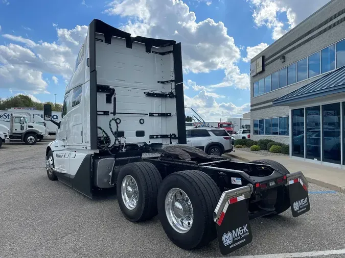 2025 VOLVO VNL64T660