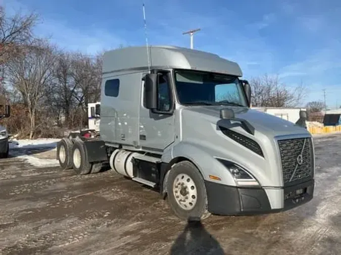 2022 VOLVO VNL740