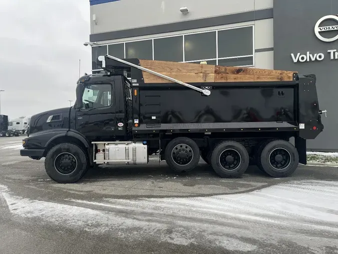 2026 VOLVO VHD64B300