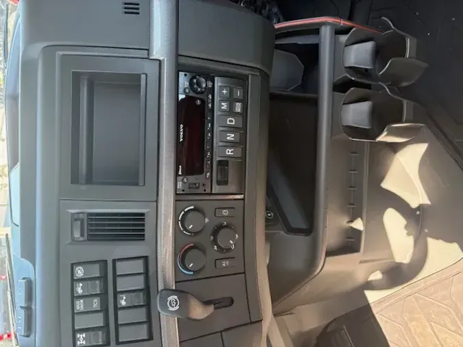 2026 VOLVO TRUCK VNR64T300
