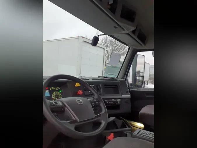2019 VOLVO VNL64T-300