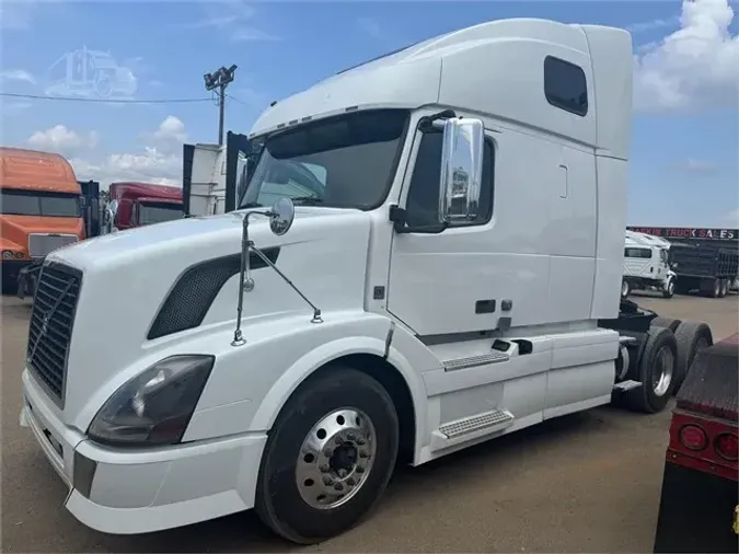 2012 VOLVO VNL64T670