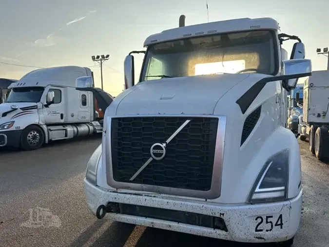 2018 VOLVO VNR64T300