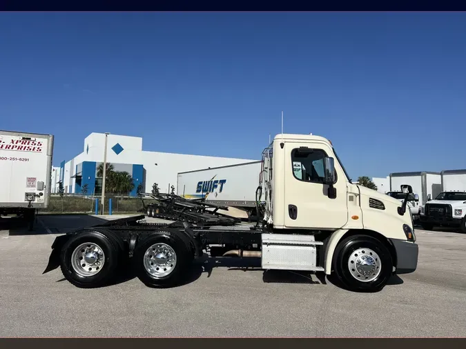 2015 FREIGHTLINER CASCADIA 113