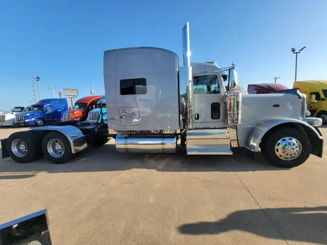 2023 Peterbilt 389