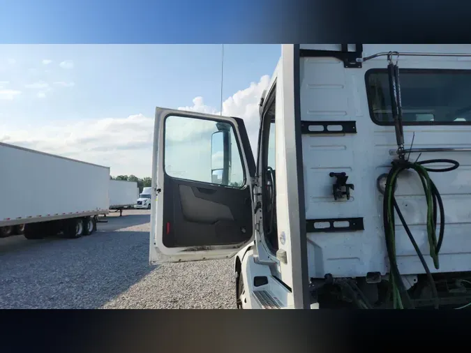 2019 Volvo VNL300