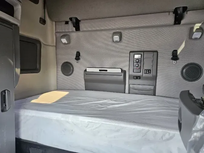 2020 VOLVO VNL64T760