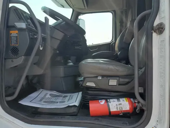 2020 VOLVO VNL64T740