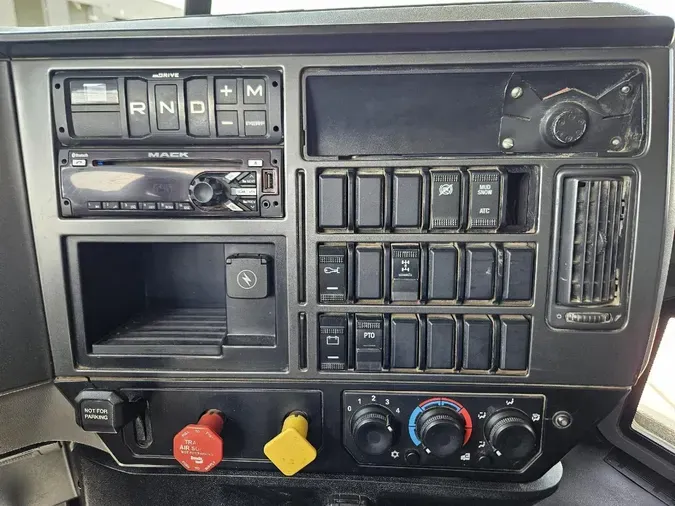 2019 MACK GR64F