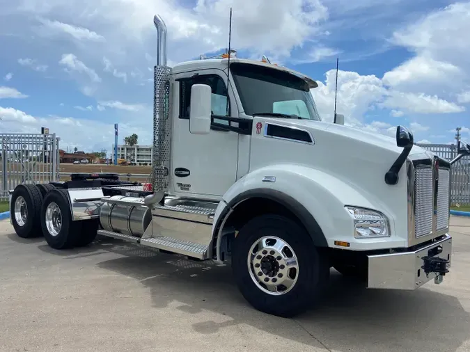 2025 Kenworth T880