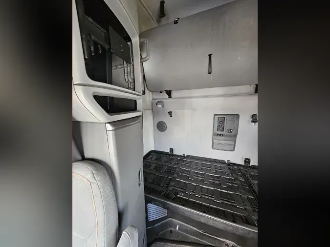 2021 VOLVO VNL64T760